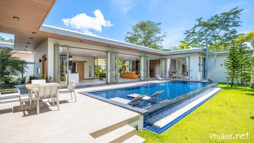 Modern house with a pool and outdoor seating area