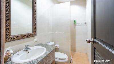 Spacious and clean bathroom with a large mirror