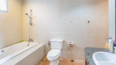 Bright and clean bathroom with bathtub, toilet, and sink