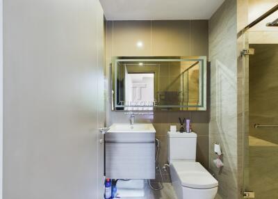 Modern bathroom with mirror and sink