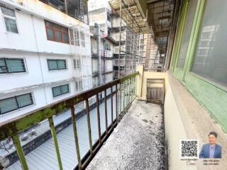 View from the balcony in a building with adjacent buildings and windows