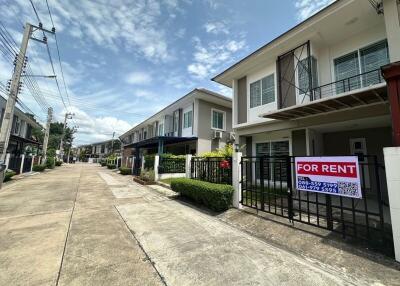 Row of townhouses with one for rent sign