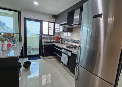 Recently Renovated Condo Prompong