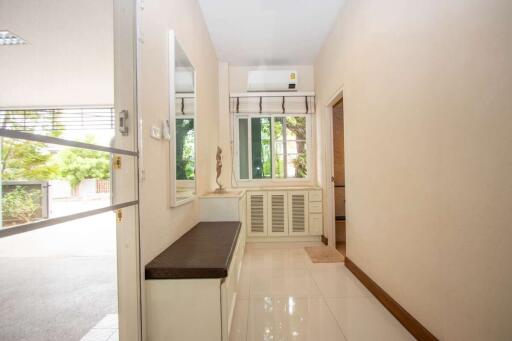 Superb 5-Bedroom Home with Private Pool : The Mod Chic, Nong Khwai