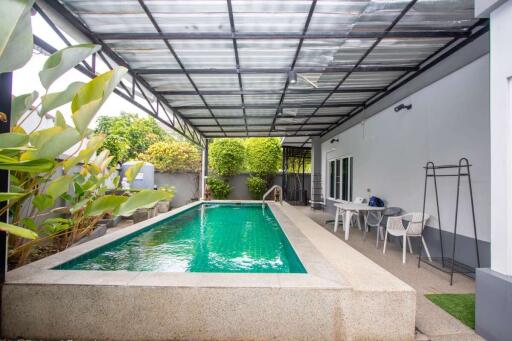 Superb 5-Bedroom Home with Private Pool : The Mod Chic, Nong Khwai