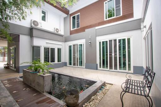 Superb 5-Bedroom Home with Private Pool : The Mod Chic, Nong Khwai