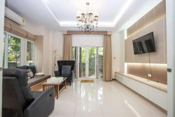 Superb 5-Bedroom Home with Private Pool : The Mod Chic, Nong Khwai