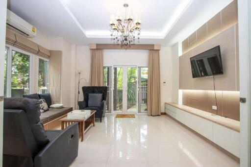 Superb 5-Bedroom Home with Private Pool : The Mod Chic, Nong Khwai