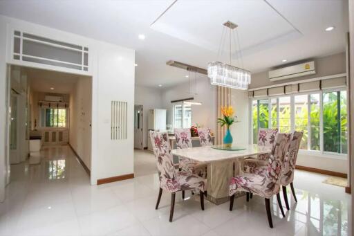 Superb 5-Bedroom Home with Private Pool : The Mod Chic, Nong Khwai