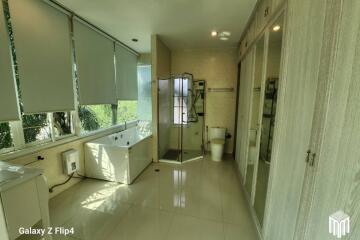 Property ID013BS Commercial building, 3bedsroom, 3bathsroom, 333 sq.m., near Saraphi railway station
