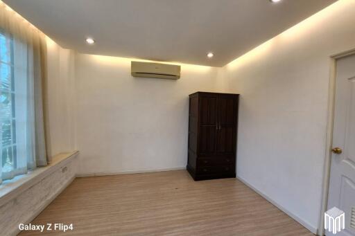 Property ID013BS Commercial building, 3bedsroom, 3bathsroom, 333 sq.m., near Saraphi railway station