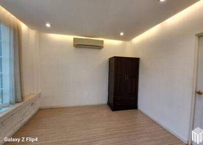 Property ID013BS Commercial building, 3bedsroom, 3bathsroom, 333 sq.m., near Saraphi railway station