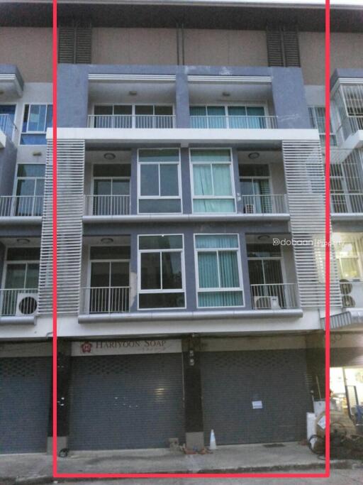 Commercial building, 4 floors, 2 rooms, wide front next to each other. Near Central Festival.