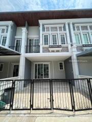 2-story townhome, 4 bedrooms, 3 bathrooms, 2 parking spaces, near Lotus Ruamchok.