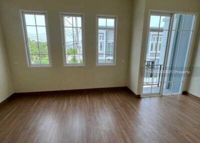 2-story townhome, 4 bedrooms, 3 bathrooms, 2 parking spaces, near Lotus Ruamchok.