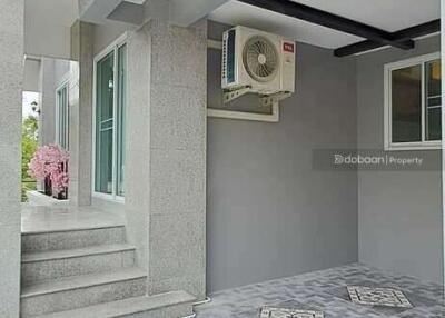 Detached house, 2 floors, 3 bedrooms, 2 bathrooms, located in San Sai zone near Ruen Chok Market.