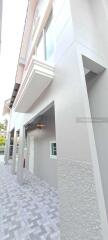 Detached house, 2 floors, 3 bedrooms, 2 bathrooms, located in San Sai zone near Ruen Chok Market.