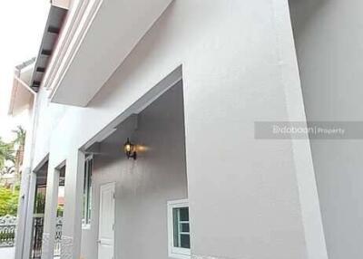 Detached house, 2 floors, 3 bedrooms, 2 bathrooms, located in San Sai zone near Ruen Chok Market.