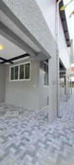 Detached house, 2 floors, 3 bedrooms, 2 bathrooms, located in San Sai zone near Ruen Chok Market.