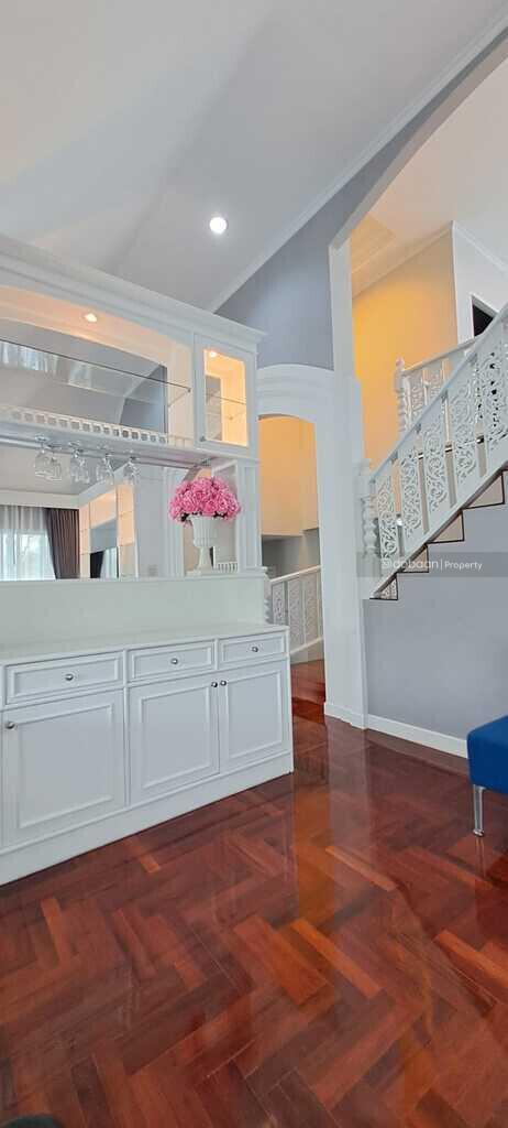 Detached house, 2 floors, 3 bedrooms, 2 bathrooms, located in San Sai zone near Ruen Chok Market.