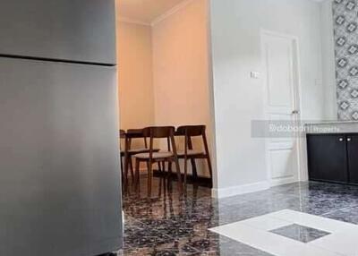 Detached house, 2 floors, 3 bedrooms, 2 bathrooms, located in San Sai zone near Ruen Chok Market.