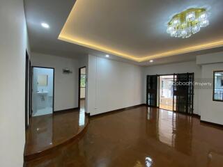 Detached house, single-story, 3 bedrooms, 2 bathrooms, located in a suburban area near Ruen Chok Market.