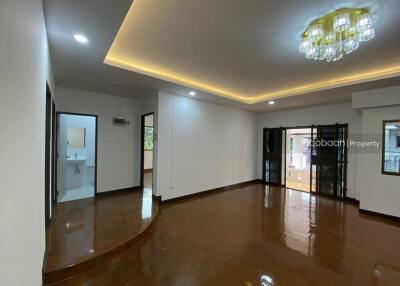 Detached house, single-story, 3 bedrooms, 2 bathrooms, located in a suburban area near Ruen Chok Market.