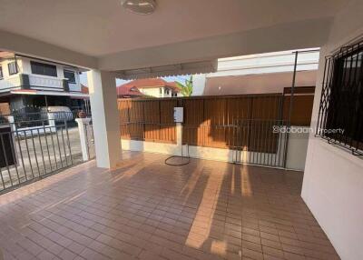 Detached house, single-story, 3 bedrooms, 2 bathrooms, located in a suburban area near Ruen Chok Market.