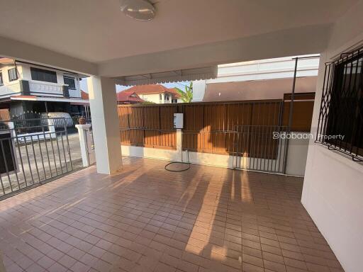 Detached house, single-story, 3 bedrooms, 2 bathrooms, located in a suburban area near Ruen Chok Market.