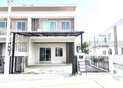 2-story townhome, 3 bedrooms, 2 bathrooms, near San Sai Hospital.