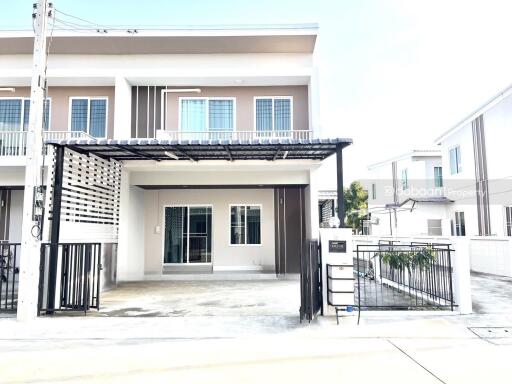 2-story townhome, 3 bedrooms, 2 bathrooms, near San Sai Hospital.