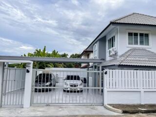 A two-story detached house with three bedrooms, two bathrooms, located in the Sansai area, near Central Festival Chiang Mai.