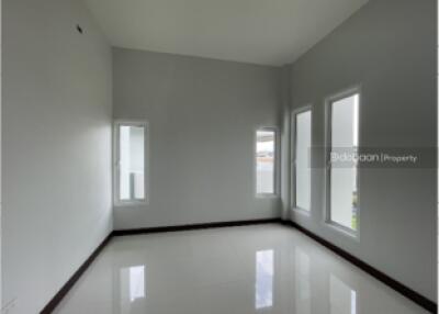 Single house, 1 floor, 3 bedrooms, 2 bathrooms, Buak Khrok Tai zone, near Saraphi Technical College.