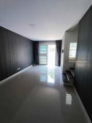 Townhome, 2 floors, 3 bedrooms, 2 bathrooms, located in the downtown area of Chiang Mai, close to Big C Don Chan.