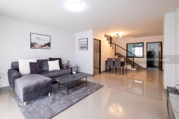 3-story townhome with 3 bedrooms and 4 bathrooms in the downtown area of Chiang Mai, close to Chiang Mai International Airport.