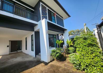 Detached house, 2 floors, 3 bedrooms, 4 bathrooms, located in the Doi Saket area, close to Mae Kue Market.