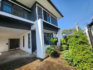 Detached house, 2 floors, 3 bedrooms, 4 bathrooms, located in the Doi Saket area, close to Mae Kue Market.