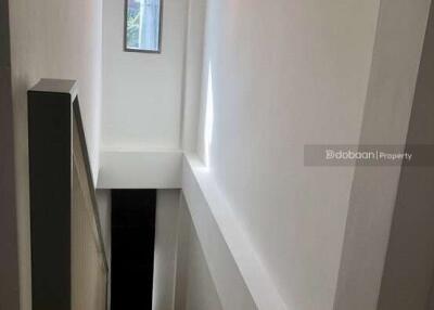 2-story townhome, 4 bedrooms, 2 bathrooms, near San Phak Wan Market.