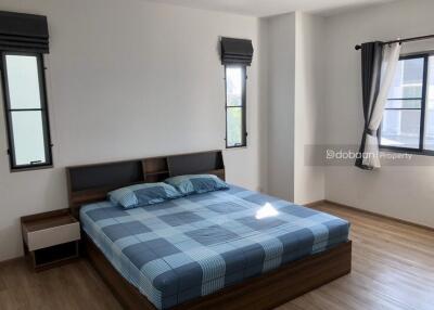 2-story townhome, 4 bedrooms, 2 bathrooms, near San Phak Wan Market.