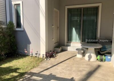 2-story townhome, 4 bedrooms, 2 bathrooms, near San Phak Wan Market.