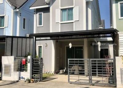 2-story townhome, 4 bedrooms, 2 bathrooms, near San Phak Wan Market.