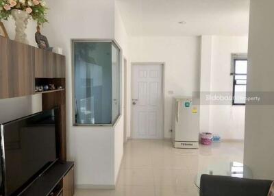 2-story townhome, 4 bedrooms, 2 bathrooms, near San Phak Wan Market.