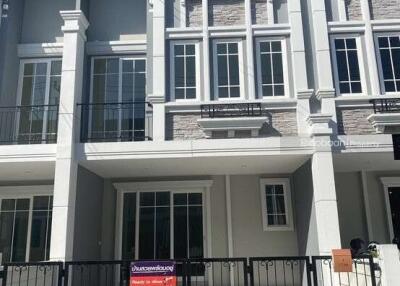 A two-story townhome with 4 bedrooms, 3 bathrooms, located in the city zone of Chiang Mai, near Ruamchok.