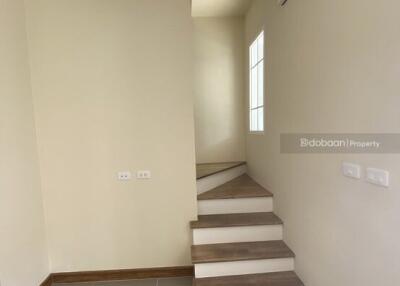 A two-story townhome with 4 bedrooms, 3 bathrooms, located in the city zone of Chiang Mai, near Ruamchok.