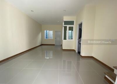 A two-story townhome with 4 bedrooms, 3 bathrooms, located in the city zone of Chiang Mai, near Ruamchok.
