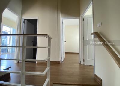 A two-story townhome with 4 bedrooms, 3 bathrooms, located in the city zone of Chiang Mai, near Ruamchok.