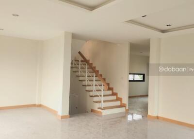 Detached 2-storey house with 3 bedrooms, 3 bathrooms in the downtown area of Chiang Mai, close to Ruam Chok Market.