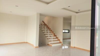 Detached 2-storey house with 3 bedrooms, 3 bathrooms in the downtown area of Chiang Mai, close to Ruam Chok Market.