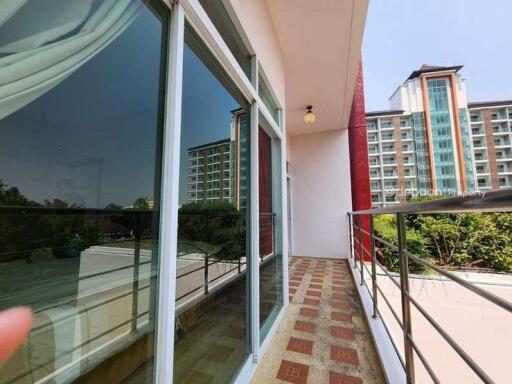 Fully furnished 2-bedroom, 2-bathroom condo ready for immediate occupancy in the downtown area of Chiang Mai, close to Maya Shopping Mall.