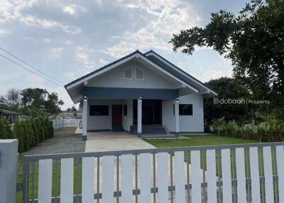 Single-storey house with 3 bedrooms, 2 bathrooms, located in the Mae Taeng area, near the town center and the shopping center.